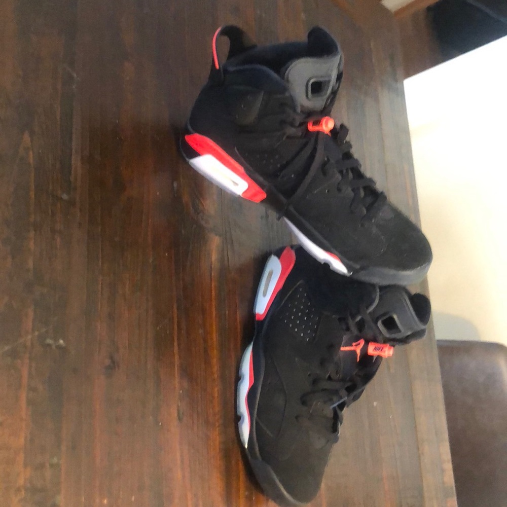 This is a 2019 retro infrared 6 (size 10)
